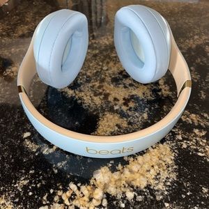 Beats Studio3 Wireless Headphones - Crysta…